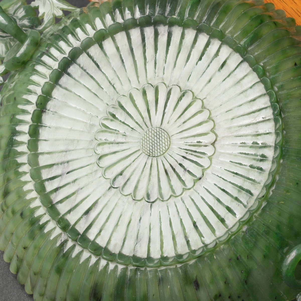 A Mughal-Style Spinach Green Jade 'Chrysanthemum' Marriage Dish, 18th Century, 清 十八世纪 痕都斯坦式碧玉菊瓣活环洗, - Image 6 of 6