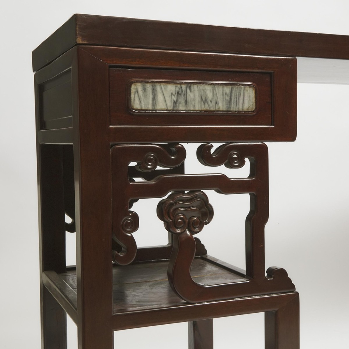 A Large Huali Rosewood Plank-Top Pedestal Table (Jiaji'an), 19th/Early 20th Century, 晚清/民国 花梨独板架几式供案 - Image 2 of 9