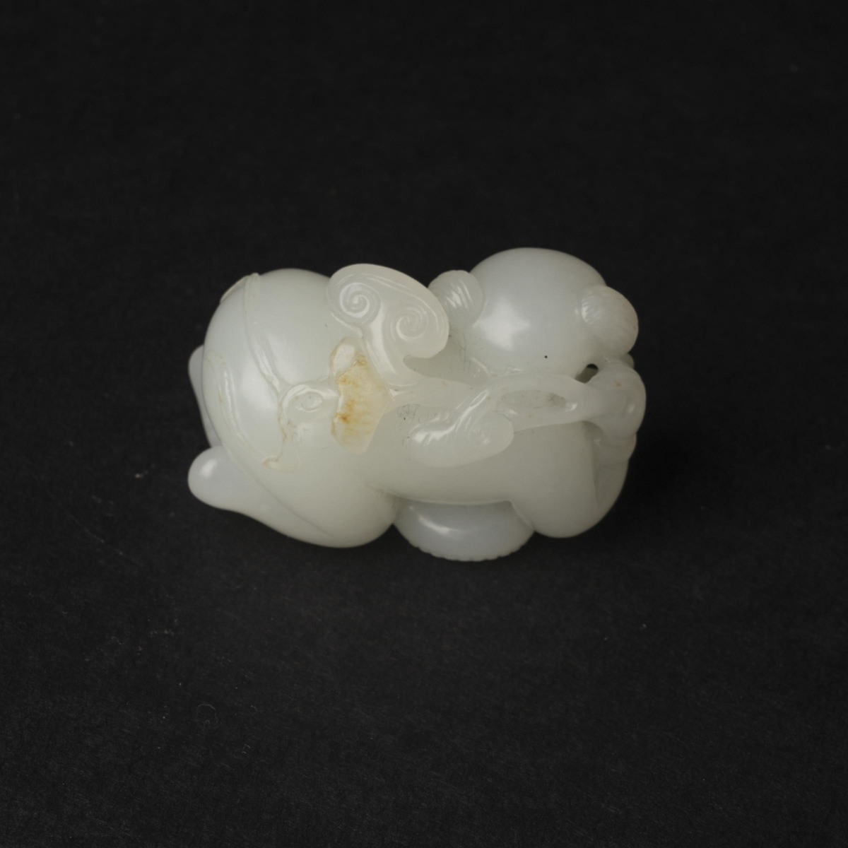 A Fine White Jade 'Boy and Lingzhi' Carving, Qing Dynasty, 18th Century, 清 十八世纪 白玉雕'连生贵子'坠, length 1 - Image 3 of 7