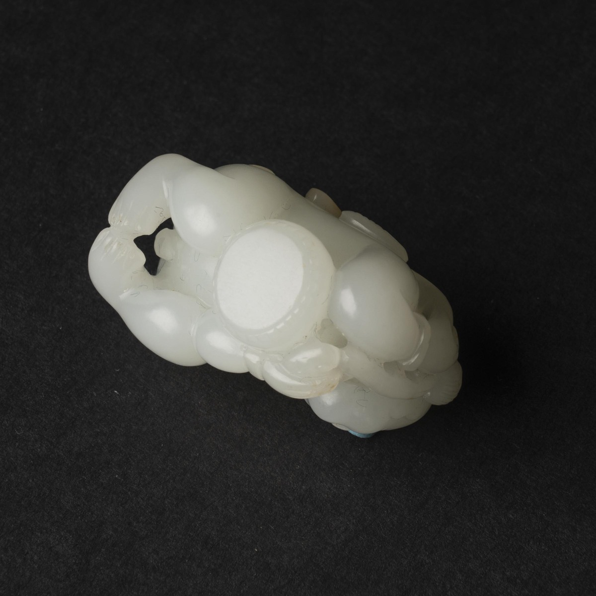 A Fine White Jade 'Boy and Lingzhi' Carving, Qing Dynasty, 18th Century, 清 十八世纪 白玉雕'连生贵子'坠, length 1 - Image 5 of 7