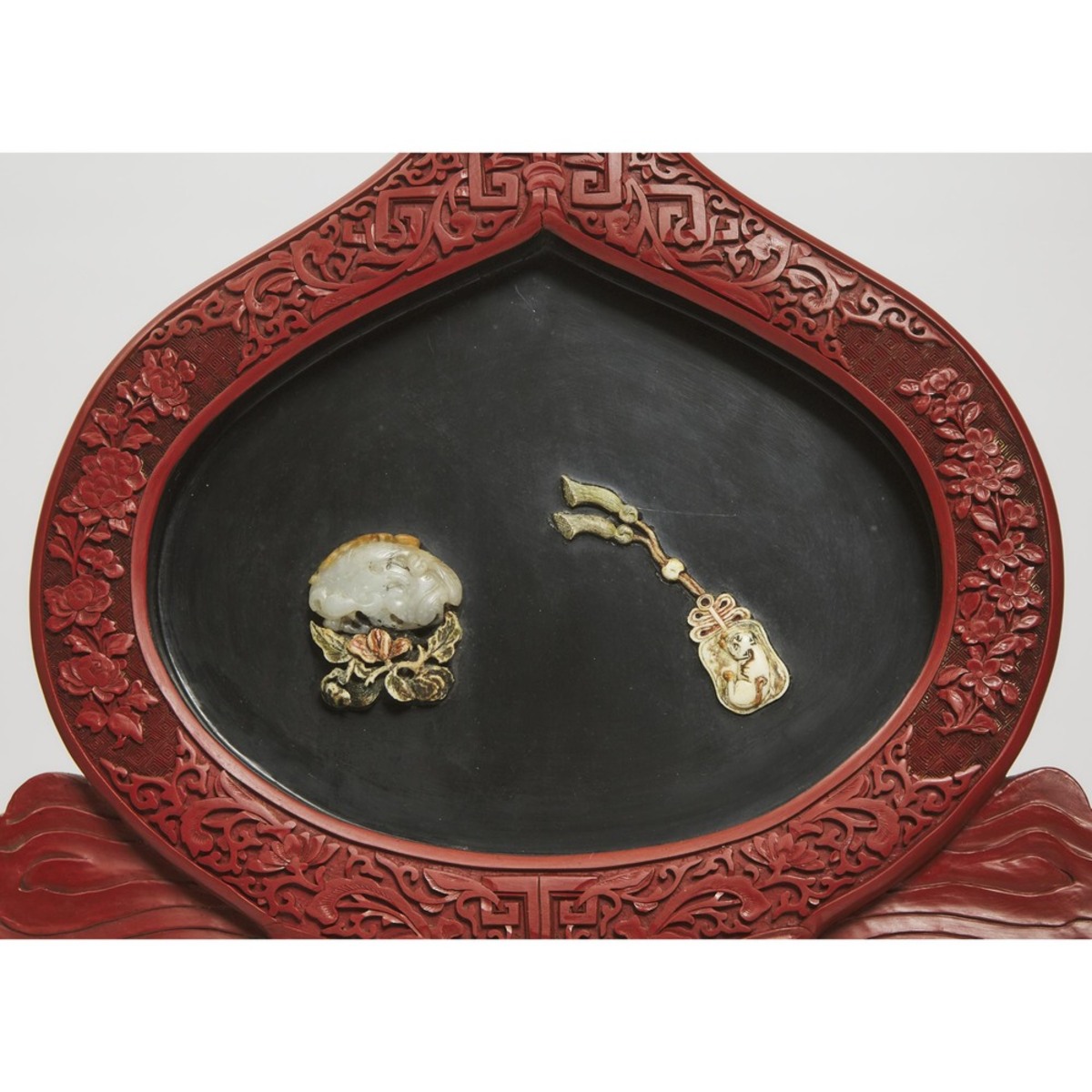 A Pair of Red Lacquer Panels Inlaid With Jade and Precious Stones, 19th Century, 清 十九世纪 剔红嵌宝挂屏一对, he - Image 5 of 6
