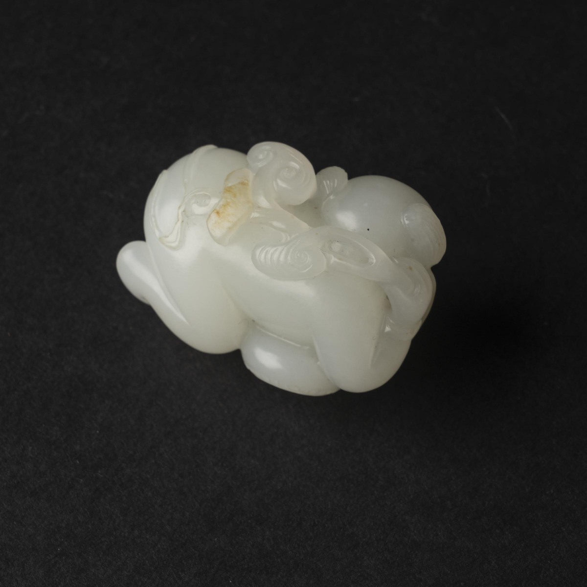 A Fine White Jade 'Boy and Lingzhi' Carving, Qing Dynasty, 18th Century, 清 十八世纪 白玉雕'连生贵子'坠, length 1 - Image 6 of 7
