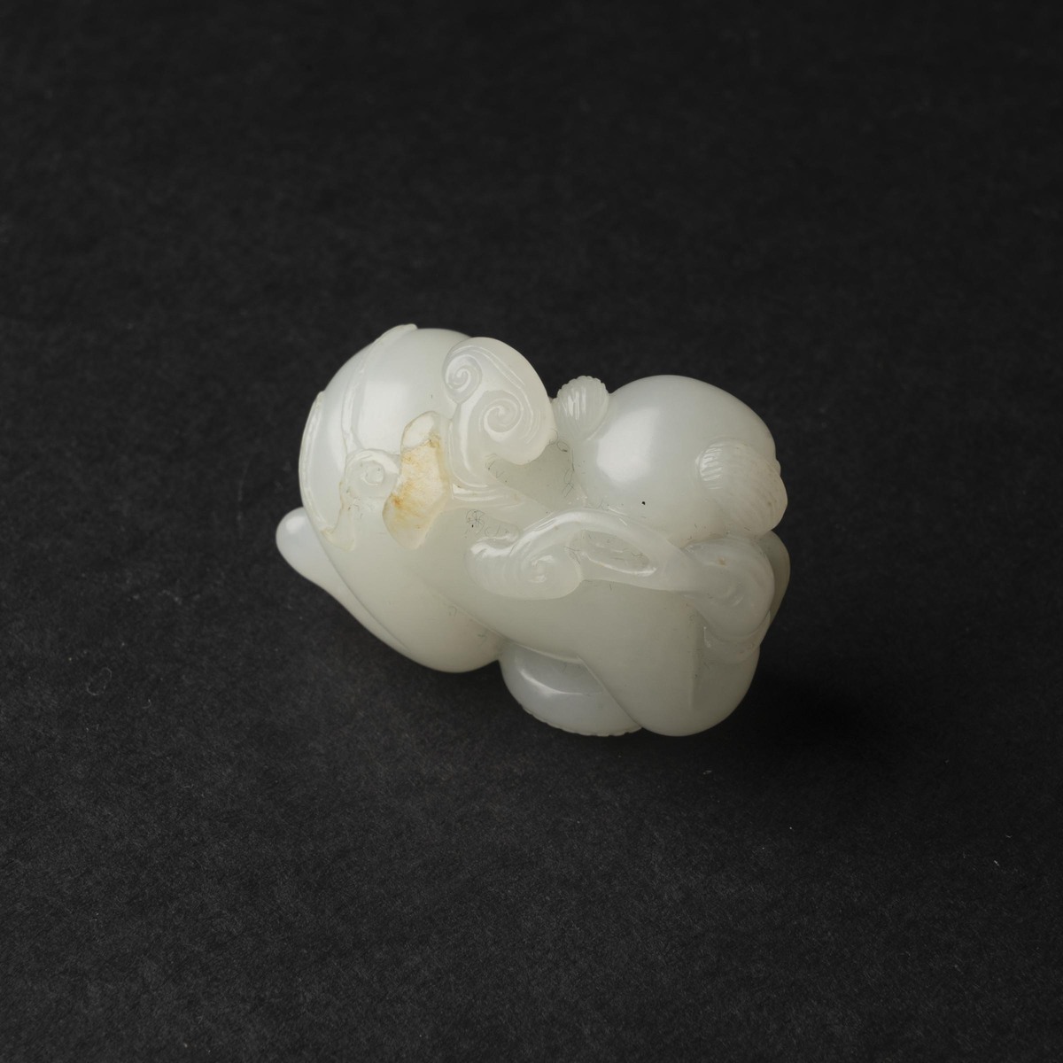 A Fine White Jade 'Boy and Lingzhi' Carving, Qing Dynasty, 18th Century, 清 十八世纪 白玉雕'连生贵子'坠, length 1 - Image 4 of 7