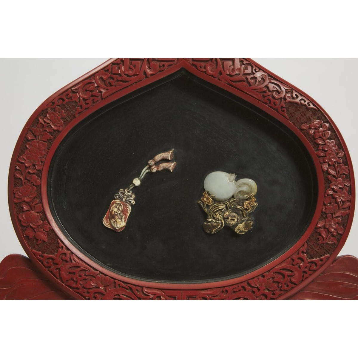 A Pair of Red Lacquer Panels Inlaid With Jade and Precious Stones, 19th Century, 清 十九世纪 剔红嵌宝挂屏一对, he - Image 3 of 6