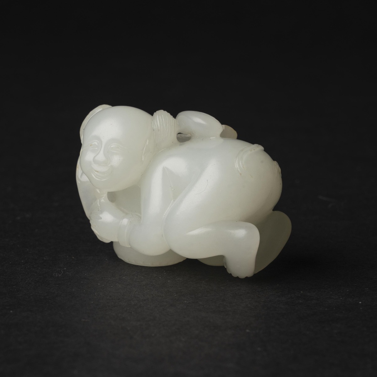 A Fine White Jade 'Boy and Lingzhi' Carving, Qing Dynasty, 18th Century, 清 十八世纪 白玉雕'连生贵子'坠, length 1 - Image 7 of 7
