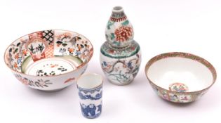 4x items of Chinese porcelain. A small pot with 7 character marks to base. A double gourd vase and