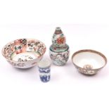 4x items of Chinese porcelain. A small pot with 7 character marks to base. A double gourd vase and