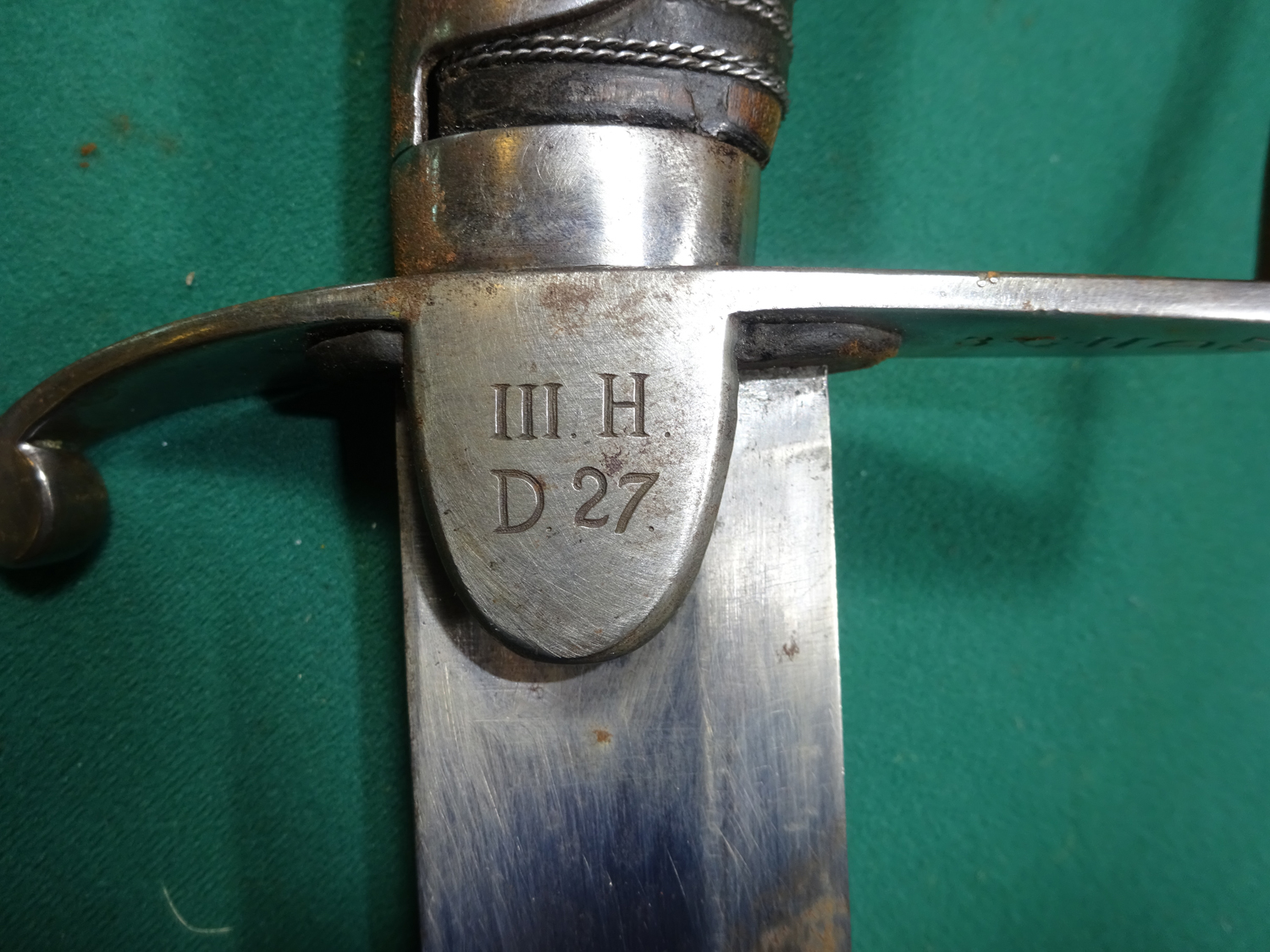 A 1796 pattern Light Cavalry trooper's sword, blade 32½" with crown over "4" ordnance inspectors - Image 3 of 5