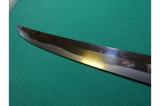 A good wakizashi in shirasaya, Shinto, signed Fukiwara Ariyoshi in good Japanese polish, £1500-2000 - Image 4 of 10