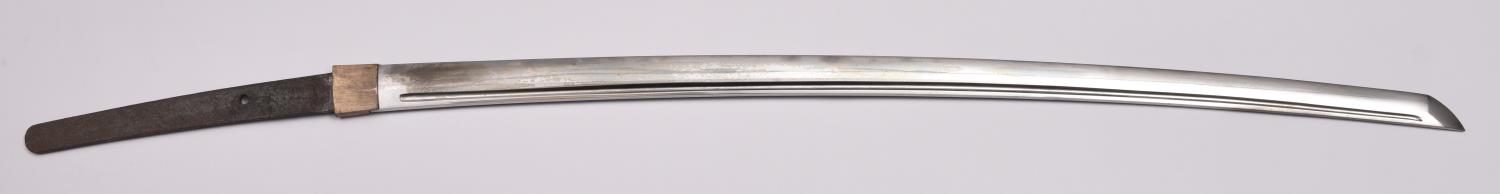 A military katana in standard WWII mounts, grooved blade, clip missing from fuchi. £600-800 - Image 3 of 5