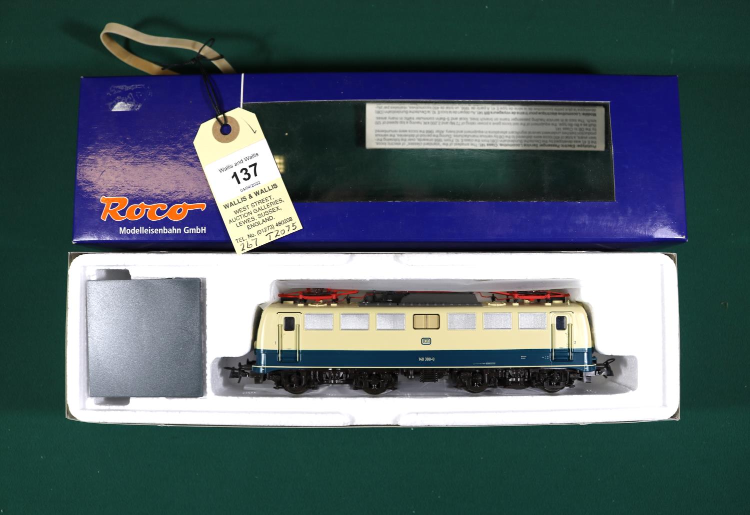 A Roco HO gauge DB class 140 Bo-Bo Electric Locomotive (62594). RN 140 388-0. In cream and blue - Image 2 of 2