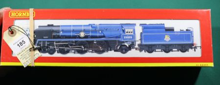 Hornby OO gauge Locomotive. A BR Merchant Navy Class 4-6-2 Tender Locomotive R.2171 Canadian