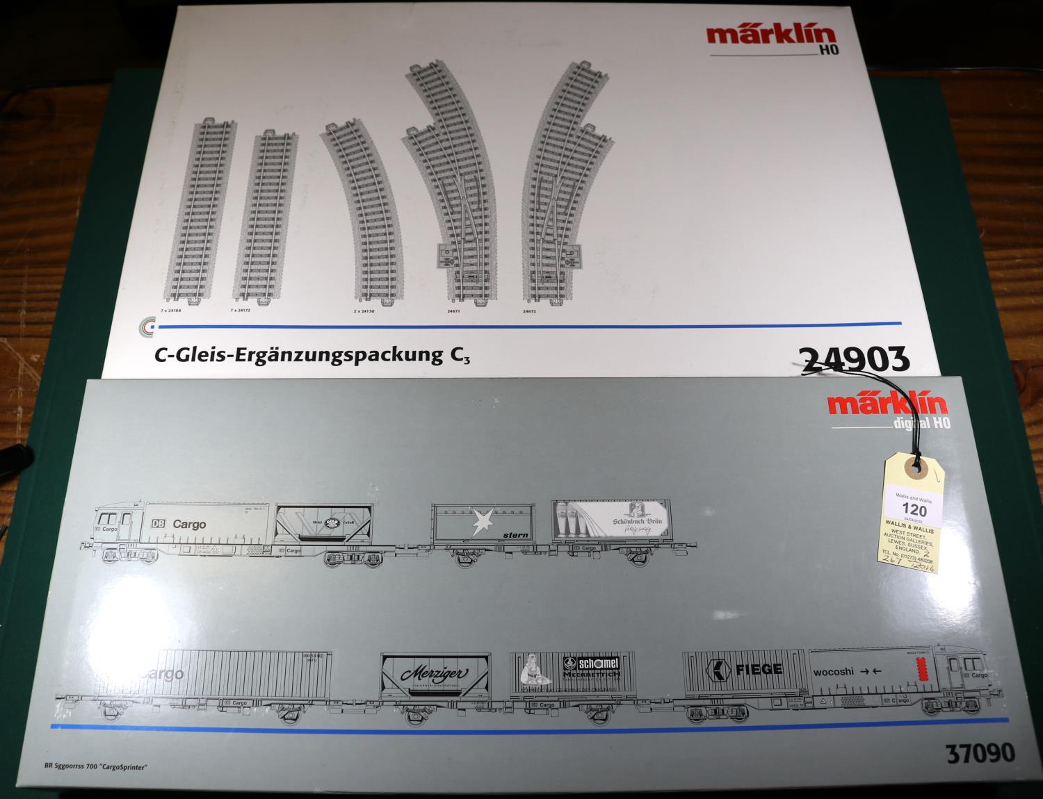 2 Marklin ho gauge items. A digital DB Cargo BR Sggoorrss 700 'Cargo Strinter' (37090). Comprising