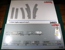 2 Marklin ho gauge items. A digital DB Cargo BR Sggoorrss 700 'Cargo Strinter' (37090). Comprising