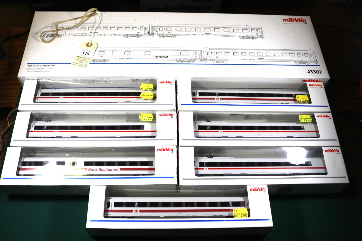 8 Marklin HO gauge items. A DB 4-coach Wagen-Set Neue InterCity-Farben (43302). In red and grey