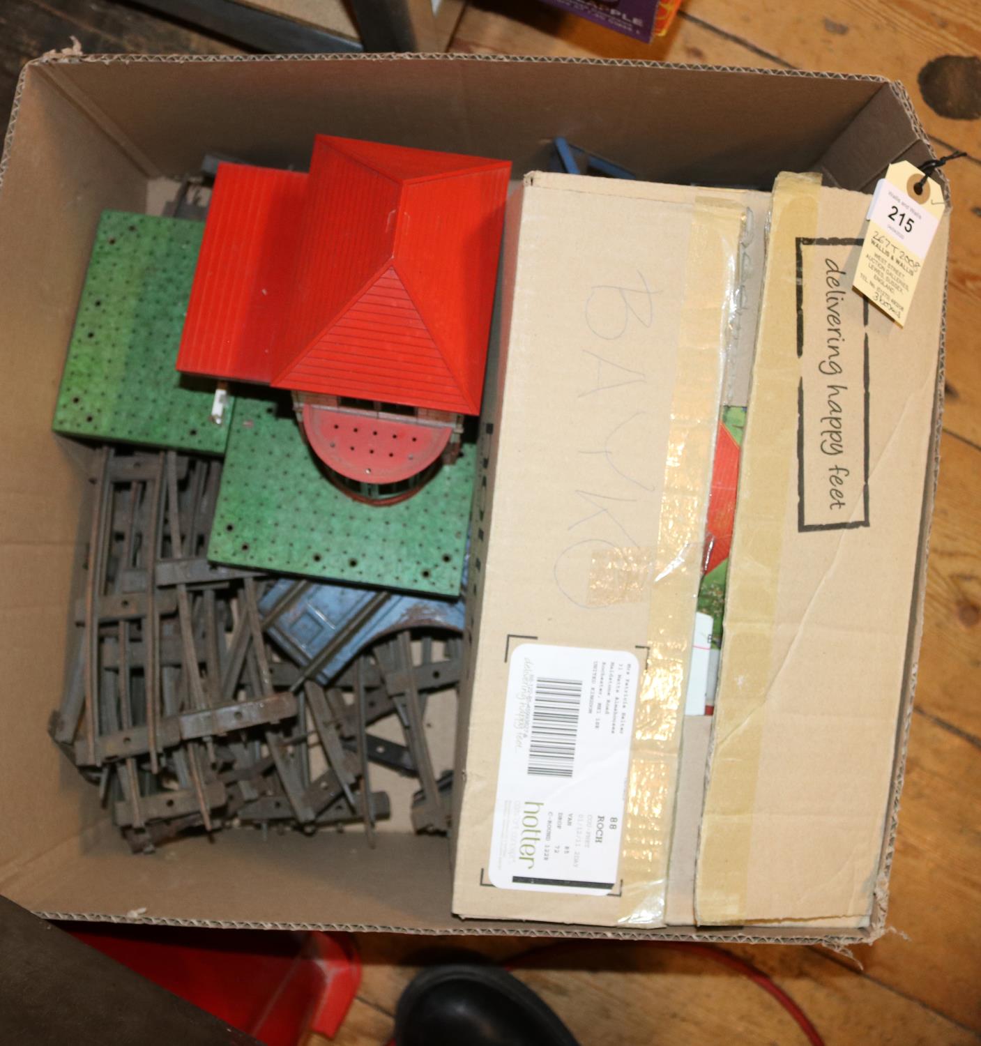 A quantity of O gauge railway items. Including; a Lionel Pullman Car, 605, in red. A Hornby NER - Image 2 of 3