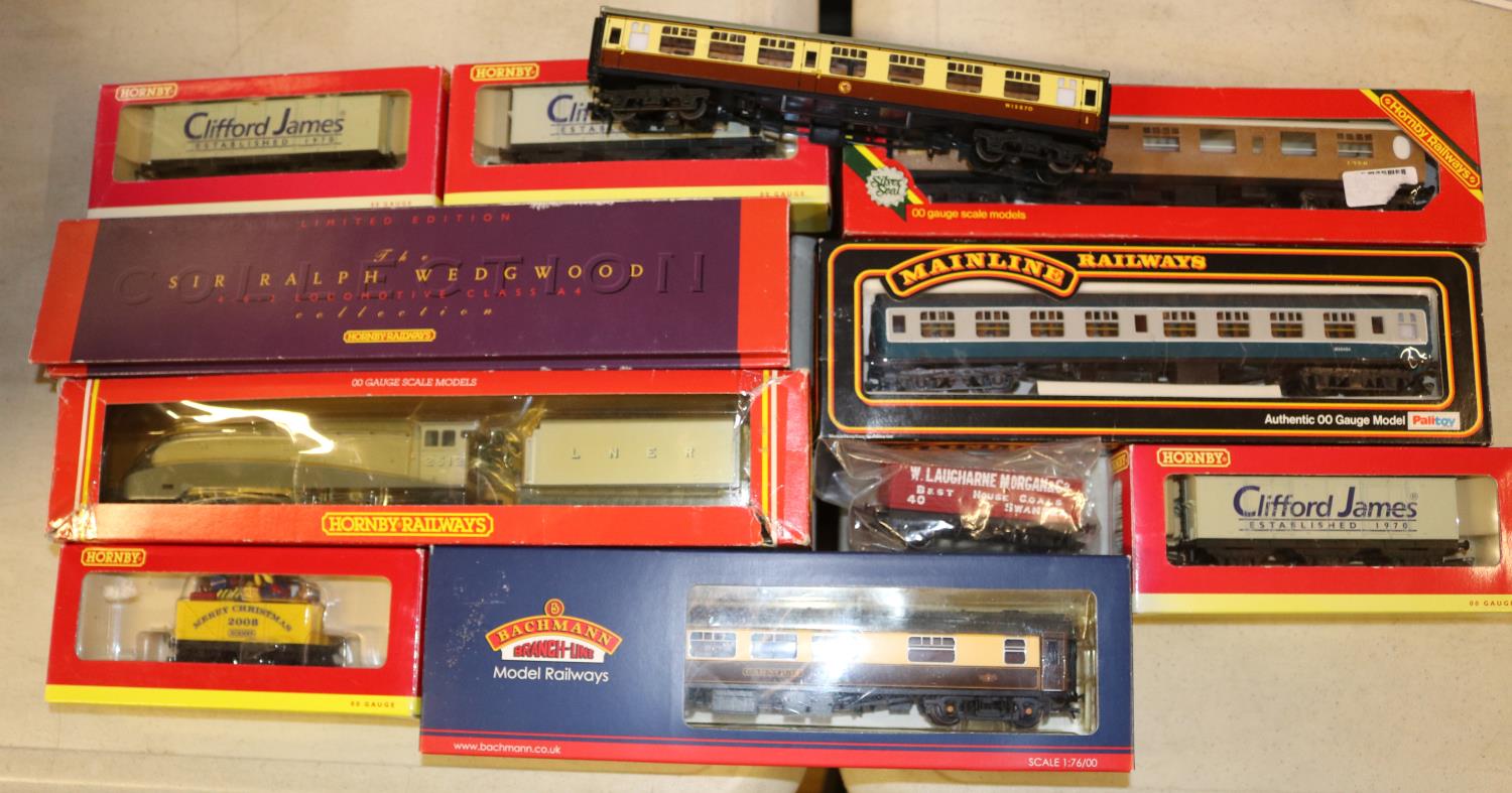 A quantity of 'OO' gauge Railway. 2x Hornby Railways LNER class A4 4-6-2 Tender Locomotives: 'Sir