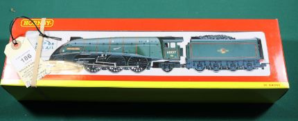 Hornby OO gauge Locomotive. A BR Class A4 4-6-2 Tender Locomotive R.2266 Silver Fox, RN60017 in