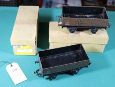 2x Bassett-Lowke O gauge LMS 5-plank open wagons in brown. Both boxed, some wear. Wagons QGC-GC, one