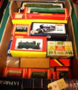 18x OO gauge items by Hornby and Bachmann. Including 3x locomotives. A Hornby GWR Class 27xx 0-6-0T,