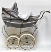 A Silver Cross Doll's Pram. A very substantially built modern issue of this classic pram with