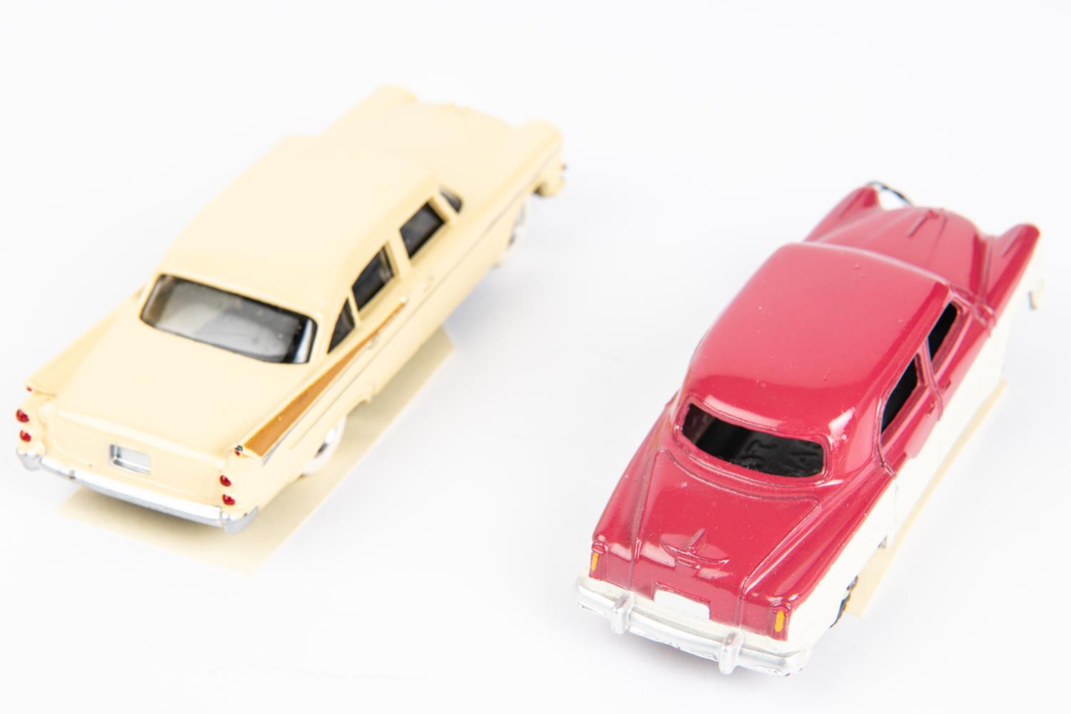 2 Dinky Toys American Cars. Dodge Royal Sedan (191). Example in cream with light brown flash, plated - Bild 2 aus 3