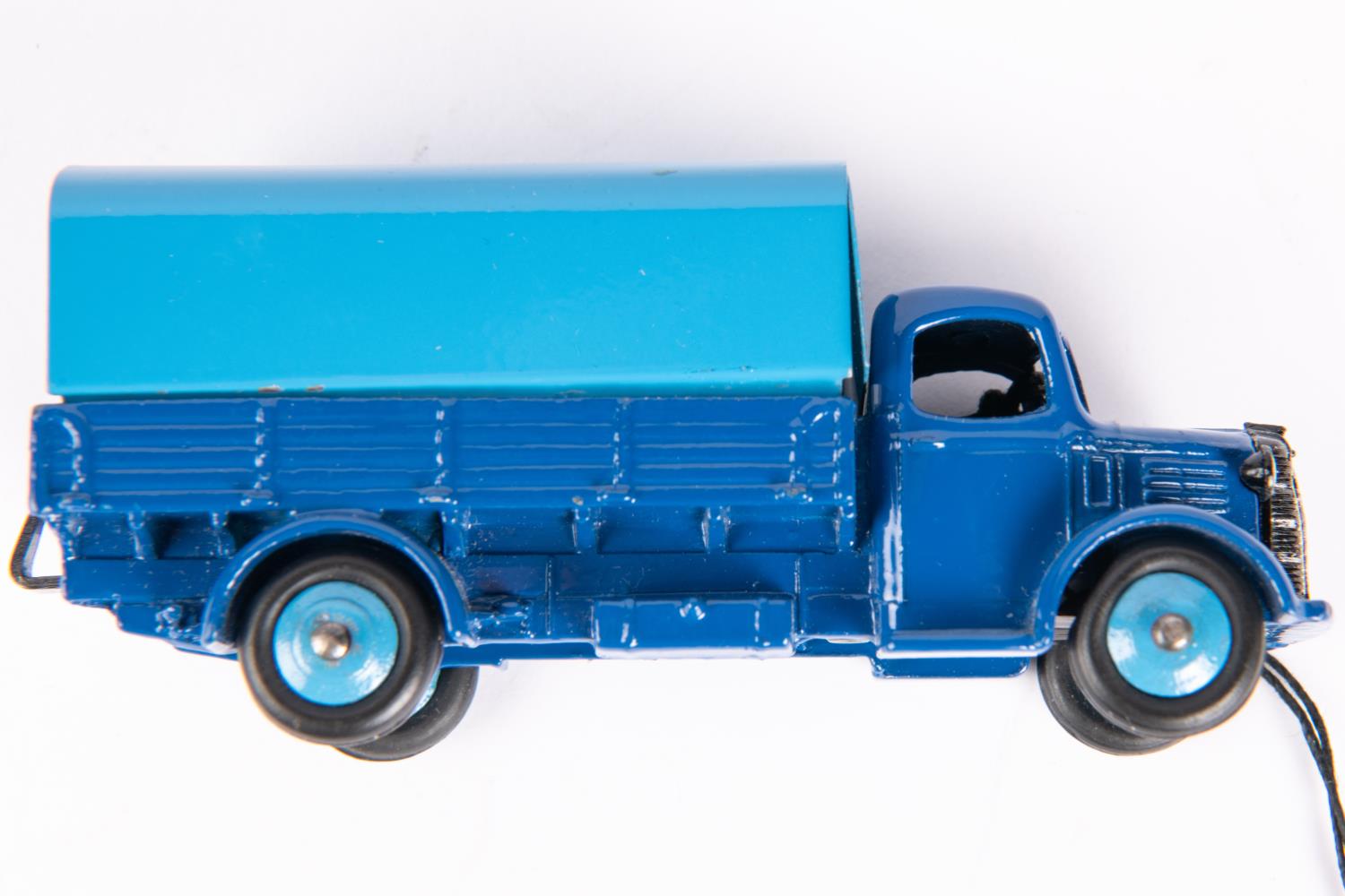 A Dinky Toys Austin Covered Wagon (413). In dark blue with mid-blue tin-plate tilt and wheels. - Image 4 of 4