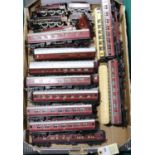 23x OO gauge railway by Hornby, Lima, etc. Including 4x LMS tender locomotives, all in maroon