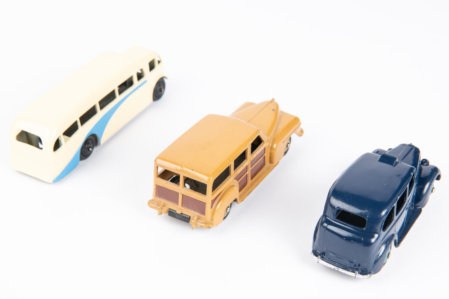 3 Dinky Toys. An Austin TAXI. The later example renumbered 254, in dark blue with mid blue wheel - Bild 2 aus 3