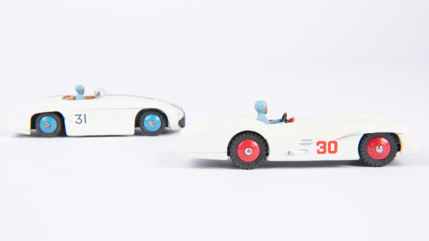 2 Dinky Toys. Cunningham C-5R Road Racer (133). In white with blue stripes, tan interior, blue - Bild 2 aus 3