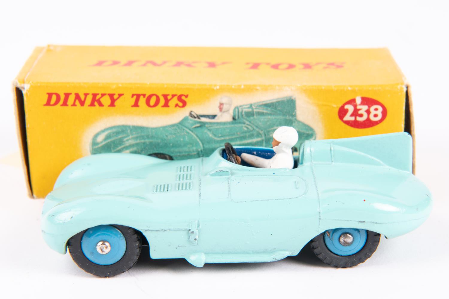 A Dinky Toys Jaguar D-Type Racing Car (238). In turquoise with blue interior, white driver and - Bild 2 aus 3