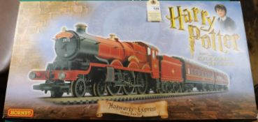 2 Hornby Train Sets. A Harry Potter Hogwarts Express R.1033 comprising a Hall Class BR WR 4-6-0m