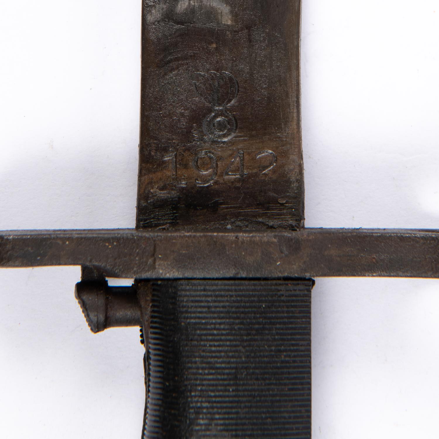 A Garand knife bayonet 1943MI, dated 1942 with steel scabbard; also a similar 1943MI with plastic - Image 2 of 5