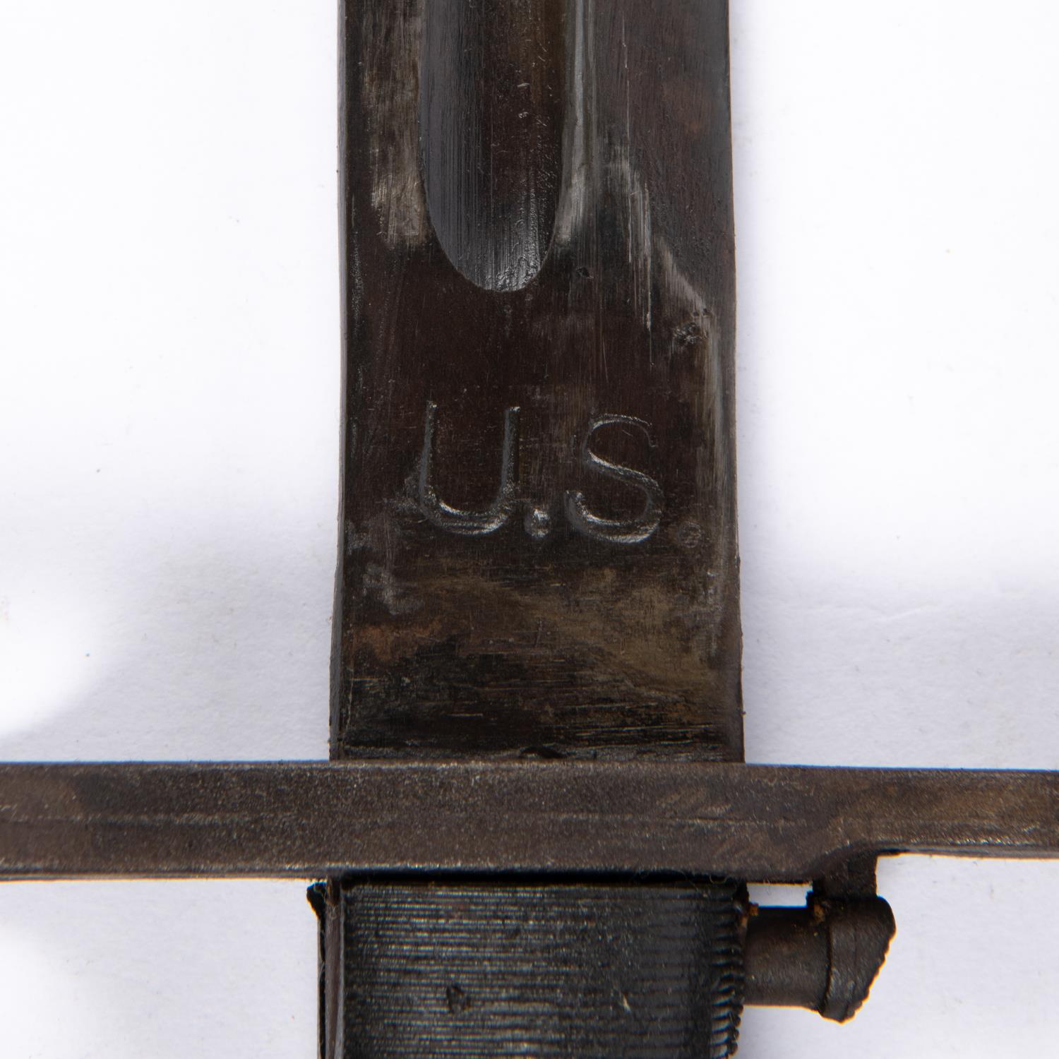 A Garand knife bayonet 1943MI, dated 1942 with steel scabbard; also a similar 1943MI with plastic - Image 5 of 5