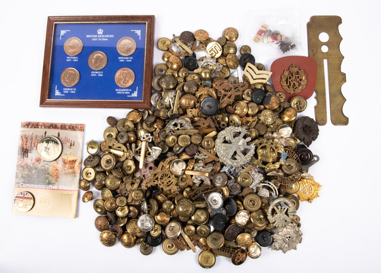 28 British cap badges, also a quantity of various buttons. GC £30-35
