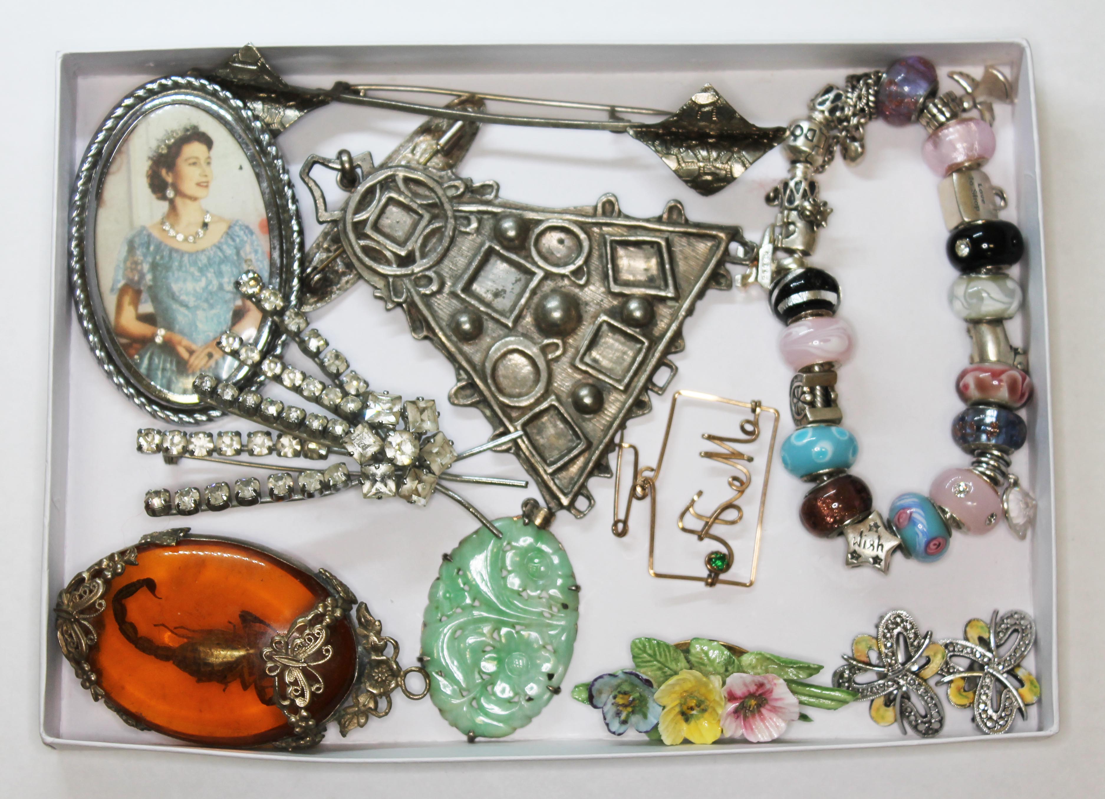 Assorted vintage costume jewellery including brooches, pendants, a Pandora charm bracelet etc.