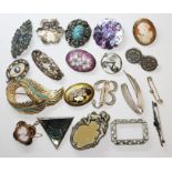 A group of twenty vintage and antique brooches including yellow metal etc.