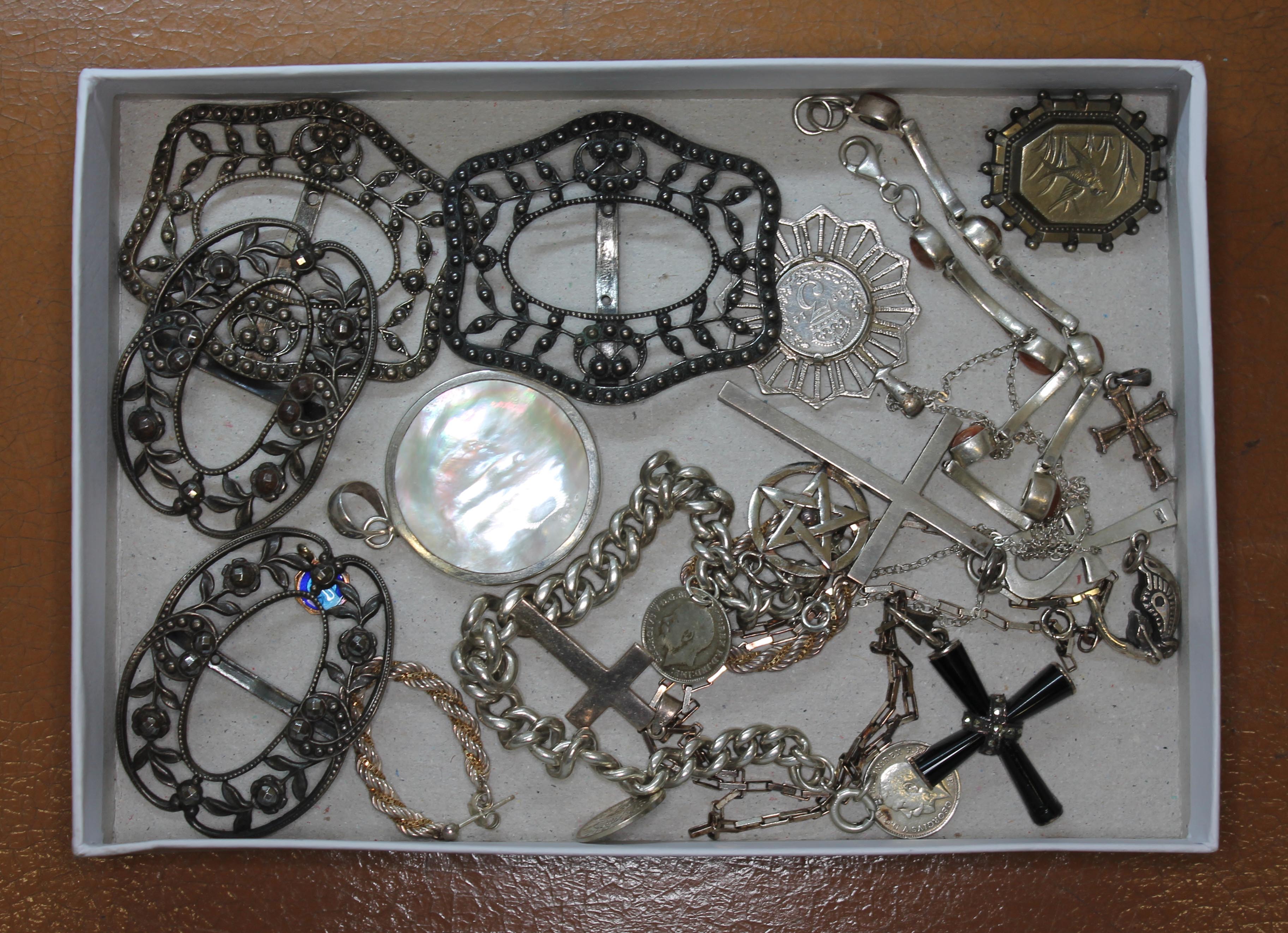 A tray of assorted silver and white metal, gross wt. 151.40g.