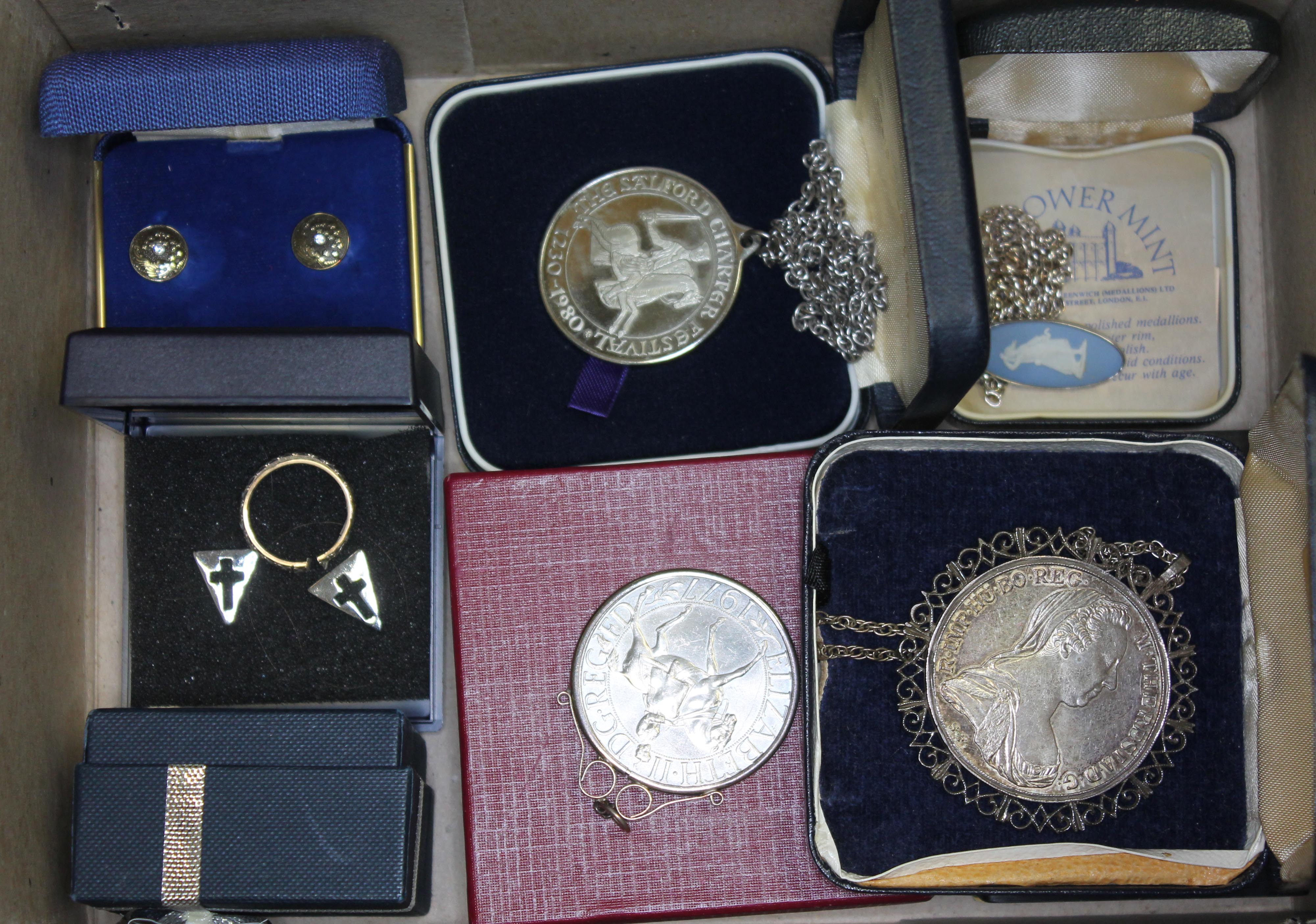 A mixed lot comprising a reproduction thaler in white metal mount and chain, a hallmarked silver