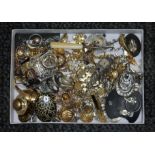 A tray of assorted costume jewellery.