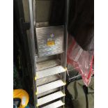 A chrome shoe rack and 2 pairs of aluminium stepladders - 1 set AF.