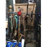 Quantity of tools, gardenware, clamps, etc. - approx 8 bundles.