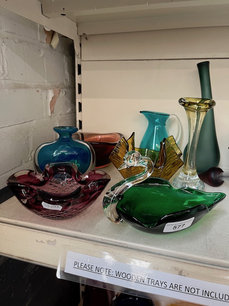 8 items of art glass