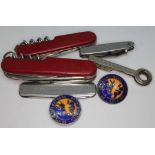 Three penknives and two British Railway enamel badges.