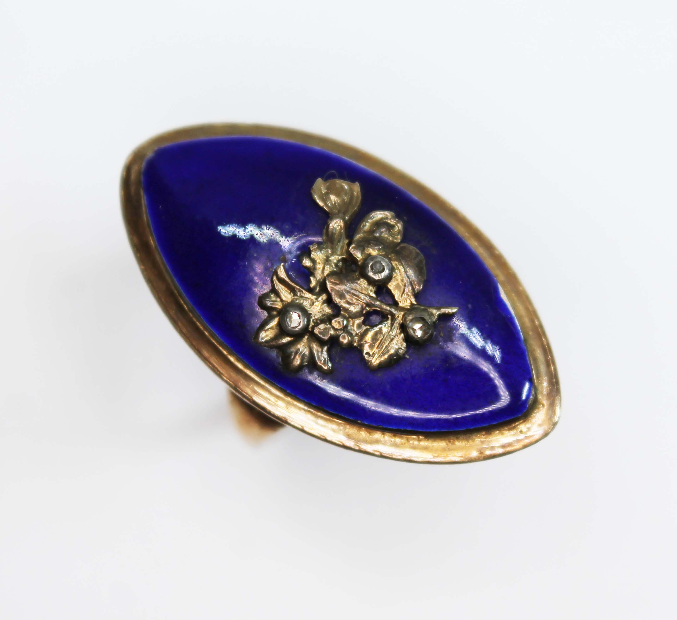 A late Georgian blue enamel and diamond navette shaped mourning ring, the blue enamel applied with a - Bild 3 aus 3