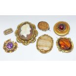 Assorted 19th century yellow metal jewellery comprising an amethyst, pearl and emerald set yellow