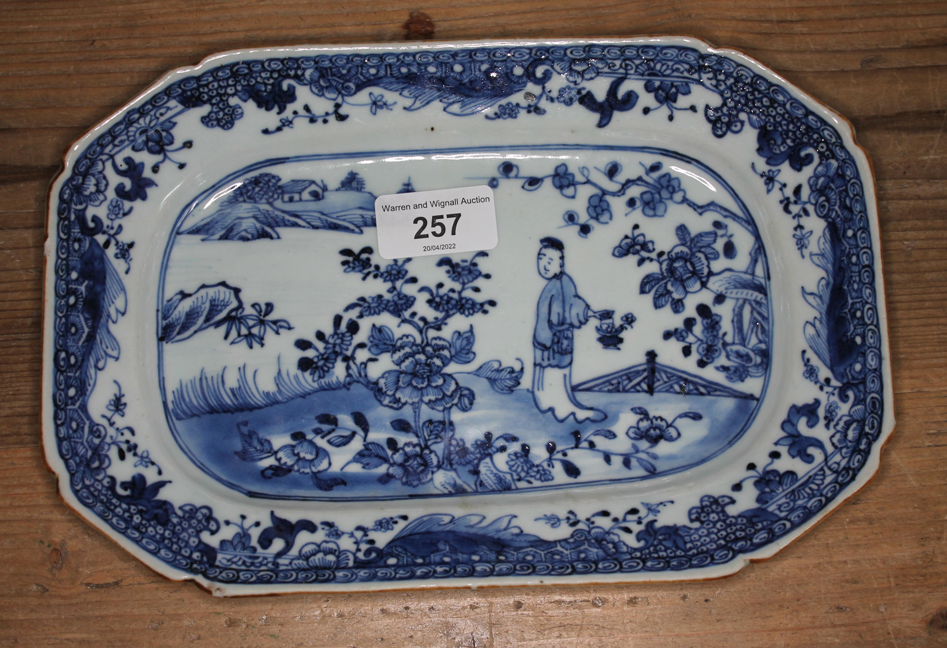 A pair of Chinese 18th century export porcelain dishes, length 25.5cm. - Image 8 of 8