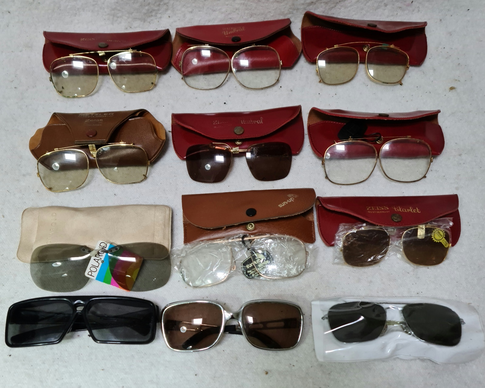 A box of vintage spectacles and sunglass. - Bild 2 aus 2