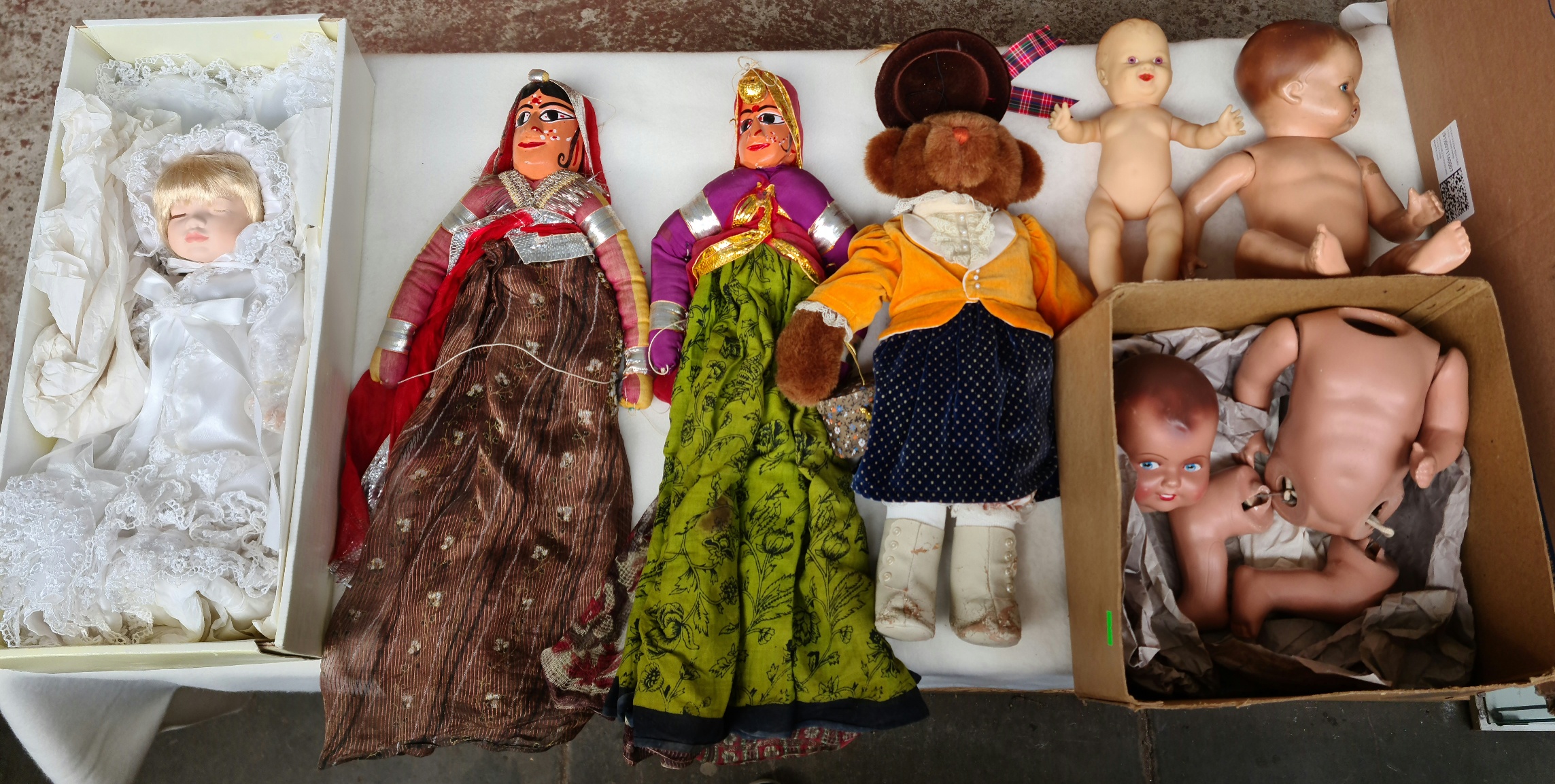 A large box of dolls and various toys to include bisque, teddy bear, etc. - Bild 2 aus 3