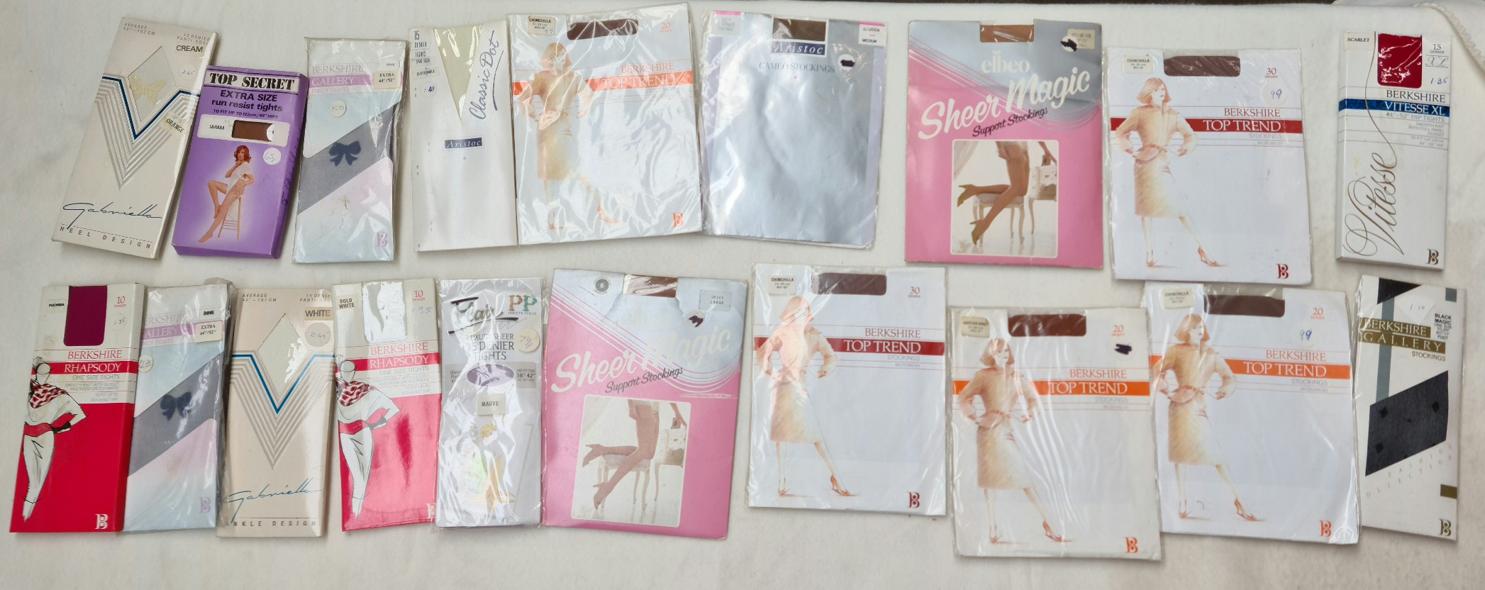 A box of vintage tights, stockings, etc. - Bild 4 aus 5